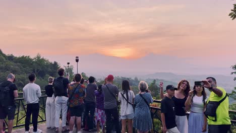 Besucher-Genießen-Die-Wunderschöne-Landschaft-Des-Sonnenaufgangs-Am-Touristenziel-Punthuk-Setumbu