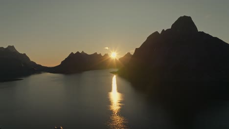 Puesta-De-Sol-Reflejando-El-Agua-De-Mar-En-Los-Fiordos-De-Lofoten,-Noruega,-Vista-Aérea