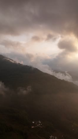 Vista-Aérea,-Vertical,-Hermoso-Paisaje-Con-Montañas-Y-Niebla