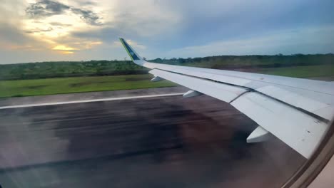 Brasil,-Pará:-Vista-Desde-El-Interior-De-Un-Avión-Mientras-Despega-Sobre-El-Río-Amazonas,-Capturando-Aguas-Vastas-Y-Sinuosas-Y-Una-Densa-Selva-Tropical-Debajo