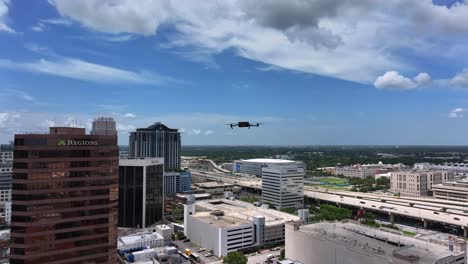 Toma-De-órbita-Aérea-De-Un-Cuadricóptero-De-Drones-Voladores-En-El-Centro-De-La-Ciudad-De-Ion-Orlando,-Estados-Unidos