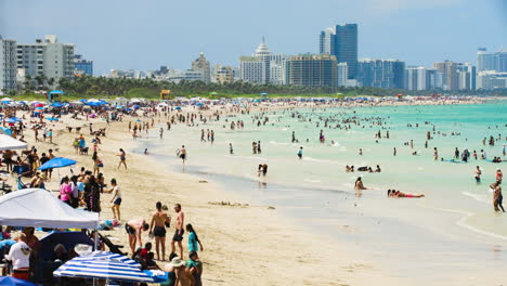 Menschen-Drängen-Sich-An-Einem-Sonnigen-Tag-In-Miami-Beach