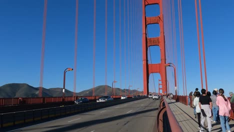 Verkehr-Auf-Der-Golden-Gate-Bridge-Und-Touristen-Auf-Dem-Bürgersteig-An-Einem-Sonnigen-Tag,-San-Francisco,-Kalifornien,-USA,-60 fps