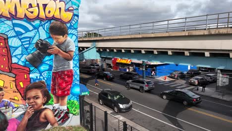 Colorido-Mural-De-Kensington-En-Filadelfia-Que-Representa-La-Vida-Comunitaria-Y-Los-Niños