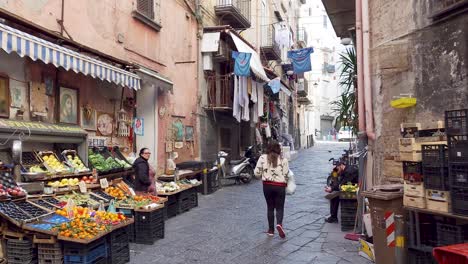 Schmale-Straße-Im-Berühmten-Quartieri-Spagnoli---Neapel,-Italien