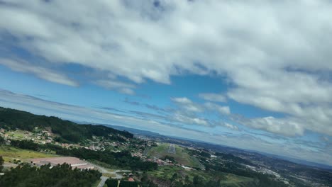 POV-Piloto-Inmersivo-A-Los-Ojos-De-Los-Pilotos-Que-Maniobran-El-Avión-Para-Aterrizar-En-El-Peligroso-Aeropuerto-De-Coruña-En-España