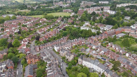 Vista-Aérea-De-Los-Pintorescos-Suburbios-Residenciales-Que-Muestran-Las-Encantadoras-Casas-De-Exeter,-Devon,-Reino-Unido