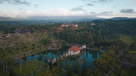 Parque-Acuático-Unjung-En-Bali,-Al-Amanecer-Con-Cielos-Azules-Y-Fuente-De-Agua