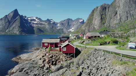 Wunderbare-Aufnahme-Von-Hübschen-Roten-Häusern-In-Der-Stadt-Hamnoy-Mit-Bergen-In-Der-Landschaft