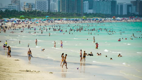 People-on-Miami-Beach,-Florida-USA