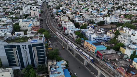 Luftaufnahme-Einer-U-Bahn,-Die-Durch-Eine-Stadt-In-Indien-Fährt