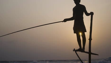 Silhouette-Eines-Traditionellen-Stelzenfischers-Bei-Sonnenuntergang-In-Sri-Lanka