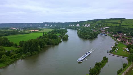 Dorf-Les-Andelys-Und-Fluss-Seine-Im-Département-Eure-In-Der-Normandie,-Frankreich