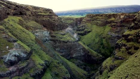 Un-Relajante-Drone-Aéreo-Sobre-El-Cañón-En-Maui,-Hawaii,-Revela-Un-Paisaje-Impresionante