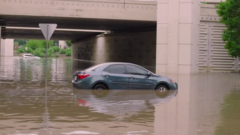 Coche-Atascado-En-Agua-Inundada-Después-De-Que-El-Huracán-Beryl-Dejara-Inundaciones-Generalizadas-En-Houston,-Texas.