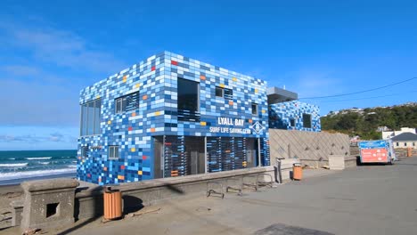 Außenansicht-Des-Gebäudes-Des-Lyall-Bay-Surf-Life-Saving-Clubs-An-Der-Uferpromenade-In-Wellington,-Neuseeland-Aotearoa