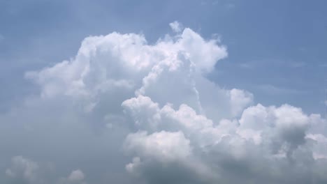 Timelapse-of-blue-sky-and-white-cloud