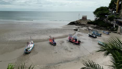 Palmen-Und-Fischerboote-Am-Strand-Von-Thailand