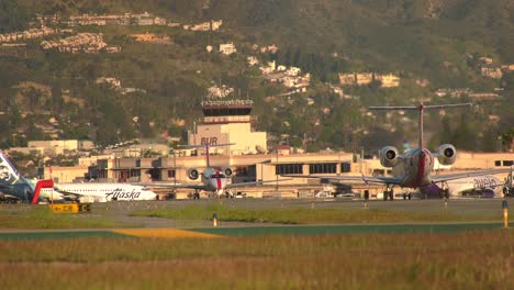 Los-Aviones-Se-Preparan-Para-Despegar-En-El-Aeropuerto-De-Hollywood-Burbank.