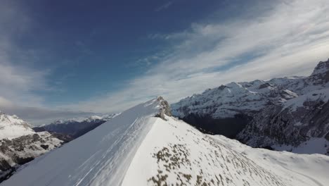 Vuelo-De-Drones-A-Lo-Largo-De-Una-Cordillera-Suiza