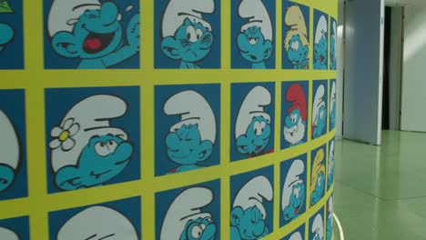 Exhibición-De-Cuadrícula-De-Personajes-De-Los-Pitufos-En-El-Museo-De-Arte-Jc-Cartoon