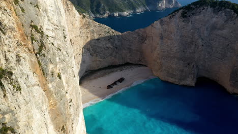 Aufsteigende-Drohnenaufnahme-Des-Navagio-Strandes