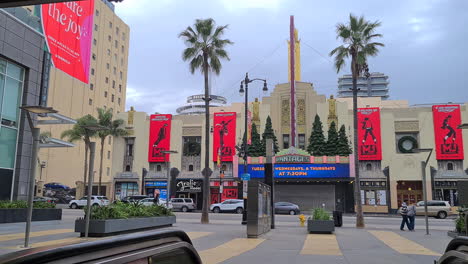 Salida-De-La-Estación-De-Metro-Hollywood-Vine,-Punto-De-Vista-Desde-La-Escalera-Mecánica-En-El-Bulevar-Y-El-Paseo-De-La-Fama,-Los-Ángeles,-EE.UU.