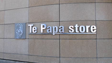 Signo-De-Tienda-De-Regalos-De-Souvenirs-En-La-Popular-Atracción-Turística-Del-Museo-De-Nueva-Zelanda-Te-Papa-Tongarewa-En-Wellington,-Nueva-Zelanda-Aotearoa