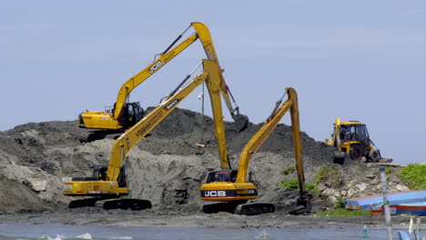 Extracción-De-Arena-Junto-Al-Mar-Y-Recolección-De-Minerales-De-Arena-Negra