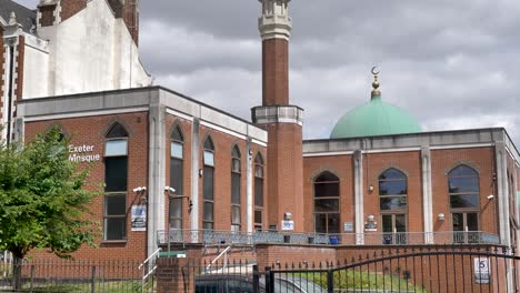 Außenansicht-Des-Eingangs-Zur-Exeter-Moschee-Mit-Unverwechselbarer-Architektur,-Exeter,-Devon,-Großbritannien,-Juni-2024