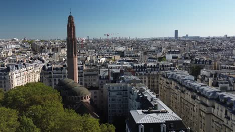 Sainte-Odile-Kirche-Und-Stadtbild,-Paris-In-Frankreich