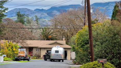 Suburban-middle-class-neighborhood-in-Los-Angeles,-California,-USA-caravan-on-drive