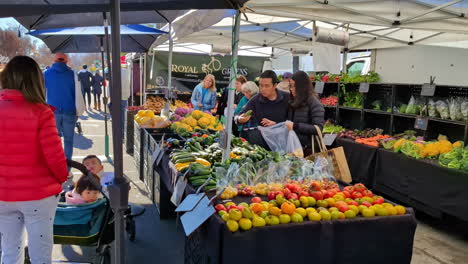 Los-Compradores-Exploran-Productos-Coloridos-En-Un-Bullicioso-Mercado-De-Oklenda.