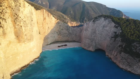 Kinoreife,-Weite-Drohnenaufnahme-Des-Navagio-Strandes