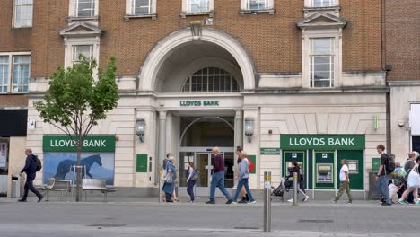 Exterior-facade-of-Lloyds-bank-with-customers-walking-by,-Exeter-Devon-UK,-June-2024