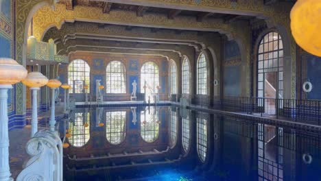 Toma-Panorámica-Cinematográfica-Desde-Una-Lámpara-Ornamentada-Hasta-La-Hermosa-Piscina-Romana-En-El-Castillo-Hearst-En-San-Simeón,-California.