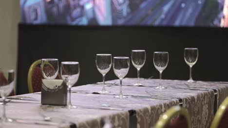 Un-Elegante-Restaurante-Con-Numerosas-Mesas-Puestas,-Con-Sillas-Y-Copas-De-Vino-Listas-Para-Un-Evento-Especial---Cámara-Lenta