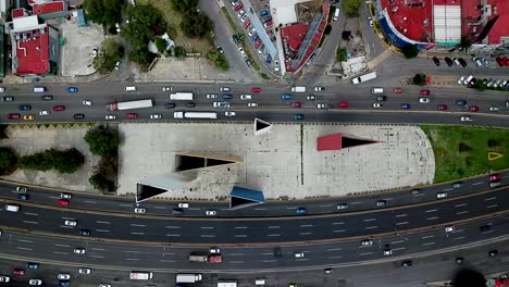 Toma-Cenital-De-Las-Torres-De-Satélites,-En-Las-Afueras-De-La-Ciudad-De-México,-Al-Mediodía-En-Un-Día-Nublado-Con-Poco-Tráfico.