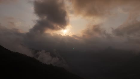 Luftaufnahme,-Warmer-Sonnenuntergang-Mit-Wolken-Und-Bergen