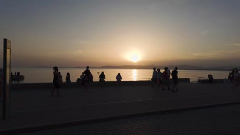 Paseo-Al-Atardecer-En-La-Playa-De-Can-Pastilla-Mallorca-Islas-Baleares-España,-Popular-Destino-De-Vacaciones