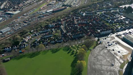 Vista-Aérea-De-La-Ciudad-De-Cardiff-Y-Del-Estadio-Millennium-Con-Vistas-Al-Paisaje-Urbano-De-La-Capital-De-Gales-Al-Amanecer