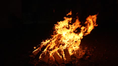 Lagerfeuer-Mit-Großen-Flammen-In-Der-Dunklen-Nacht-Nahaufnahme-Isoliert