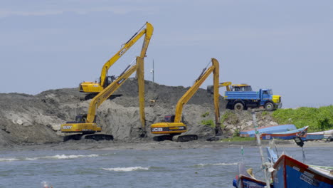 Extracción-De-Arena-Junto-Al-Mar-Y-Recolección-De-Minerales-De-Arena-Negra