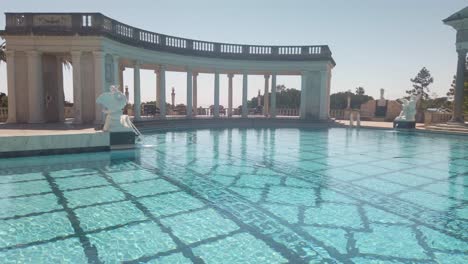 Toma-Panorámica-Amplia-Del-Cardán-De-La-Piscina-Clásica-De-Neptuno-En-El-Castillo-Hearst-En-San-Simeón,-California.