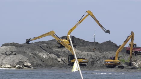 Extracción-De-Arena-Junto-Al-Mar-Y-Recolección-De-Minerales-De-Arena-Negra