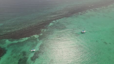 Atemberaubende-Luftaufnahme-Einer-Tropischen-Drohne-Mit-Blauem-Himmel-Und-Türkisfarbenem-Wasser-In-St.