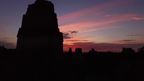 Una-Enigmática-Pirámide-Mesoamericana-Recortada-Contra-Un-Cielo-Crepuscular.