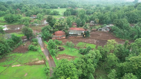 Pequeño-Pueblo-En-La-Estación-De-La-Colina-En-Temporada-De-Lluvias-Drone-Acercándose-A-Una-Vista-Amplia