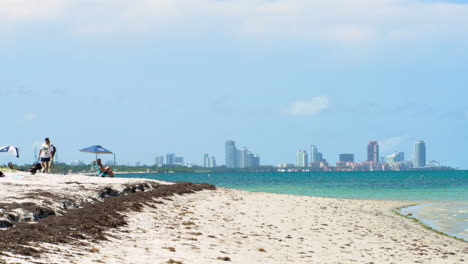 Key-Biscayne-Florida-Beach-Con-Poca-Gente-Y-El-Horizonte-De-La-Ciudad-De-Miami-En-La-Distancia