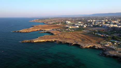 Viaje-Cinematográfico-Con-Drones-Sobre-Polignano-A-Mare-En-Puglia,-Italia